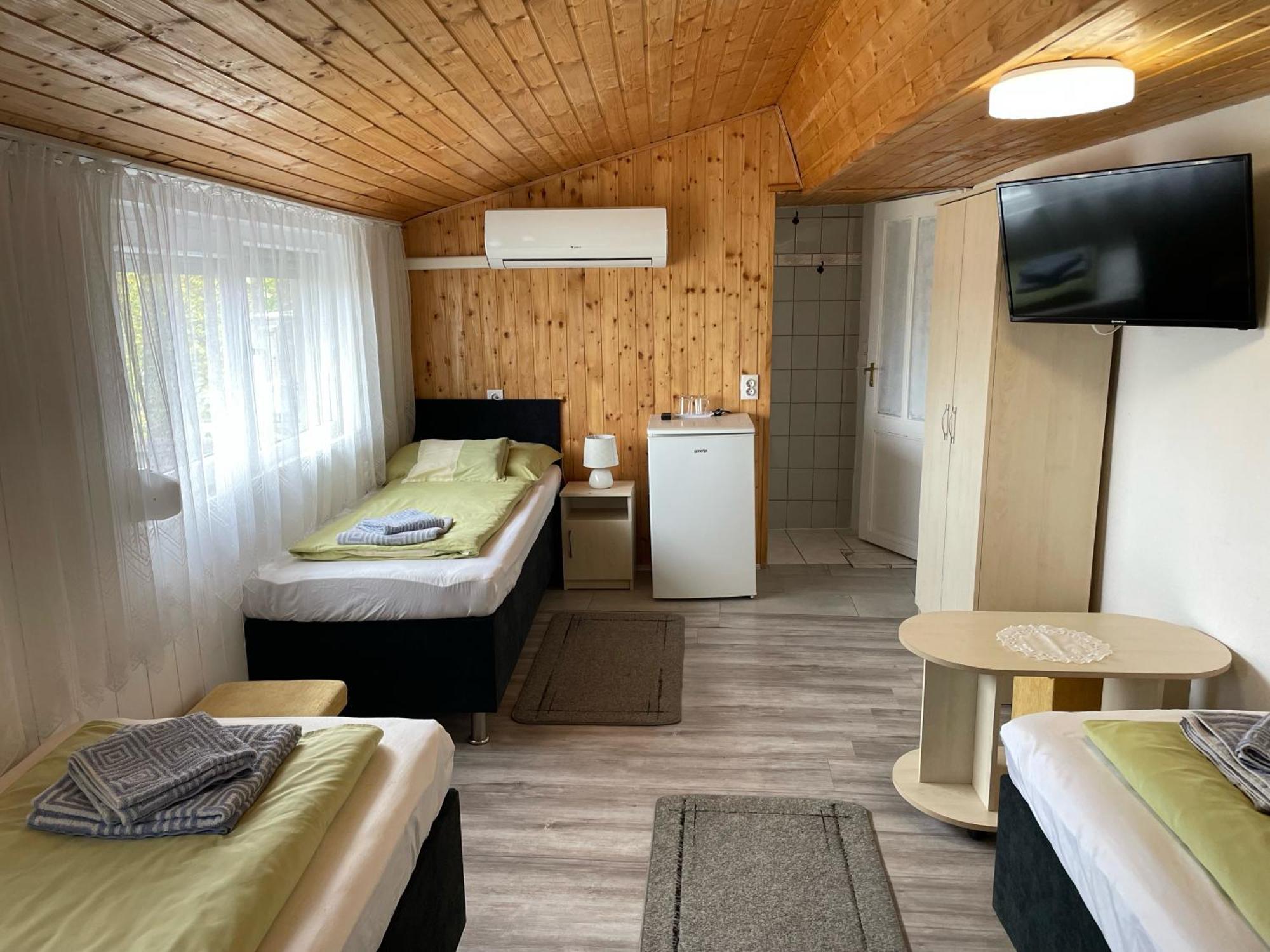 Lenzl'S Panzio Bed & Breakfast Szigetvar Ngoại thất bức ảnh